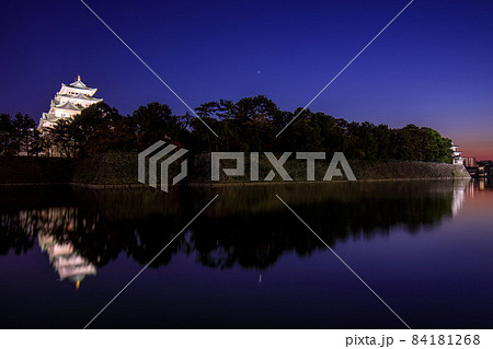 名古屋市 ライトアップされた名古屋城と夕景 名古屋市 ライトアップされた名古屋城と夕景 84181268