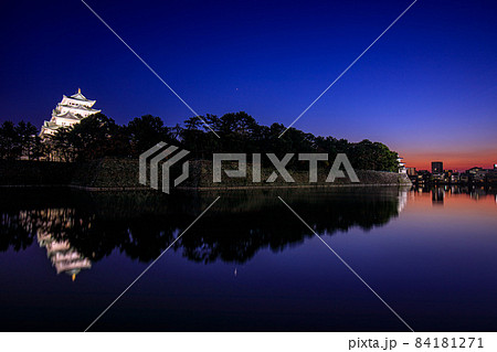 名古屋市 ライトアップされた名古屋城と夕景 名古屋市 ライトアップされた名古屋城と夕景 84181271