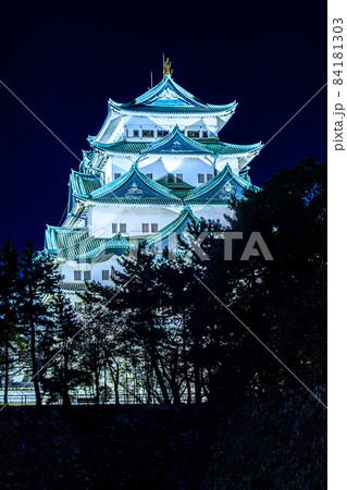 名古屋市　ライトアップされた名古屋城 84181303