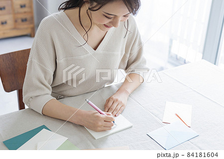 窓辺で手紙を書く若い女性 窓辺で手紙を書く若い女性 84181604