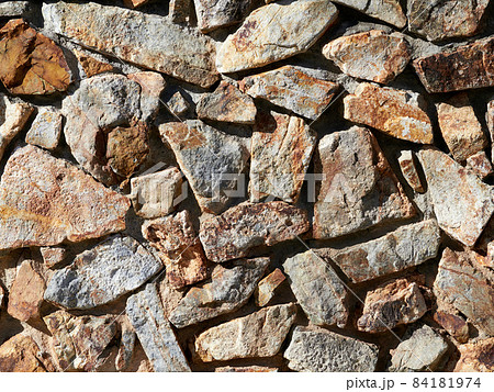 ごつごつした石を固めて作られた壁 84181974