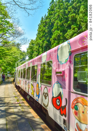 福島県南会津にある会津鉄道の塔のへつり駅の夏風景 84182066