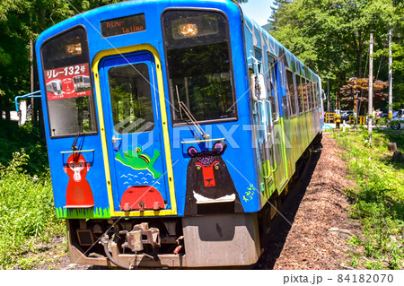 福島県南会津にある会津鉄道の塔のへつり駅の夏風景 84182070