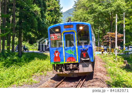 福島県南会津にある会津鉄道の塔のへつり駅の夏風景 84182071