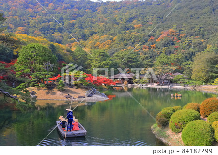 【香川県】栗林公園の紅葉と和船（楓岸と楓嶼） 84182299