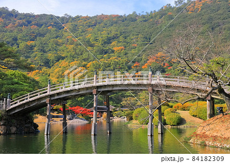 【香川県】栗林公園の偃月橋と紅葉 84182309