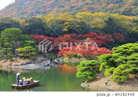 【香川県】栗林公園の紅葉と和船（楓岸と楓嶼） 84182449