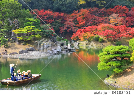 【香川県】栗林公園の紅葉と和船(楓岸と楓嶼) 【香川県】栗林公園の紅葉と和船(楓岸と楓嶼) 84182451