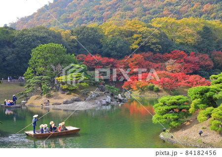 【香川県】栗林公園の紅葉と和船（楓岸と楓嶼） 84182456