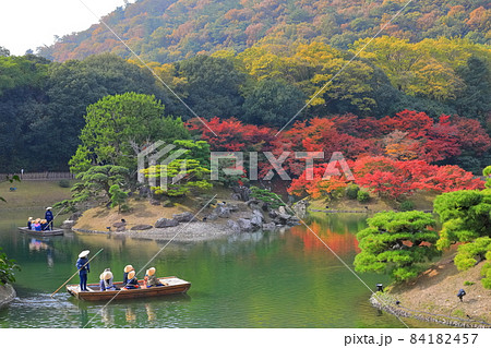 【香川県】栗林公園の紅葉と和船（楓岸と楓嶼） 84182457