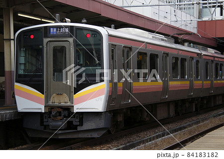 越後湯沢駅に停車中の上越線E129系（水上⇔長岡） 84183182