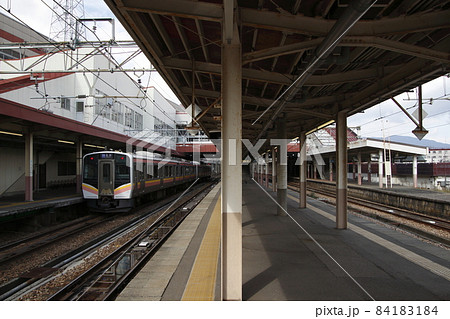 越後湯沢駅に停車中の上越線E129系（水上⇔長岡） 84183184
