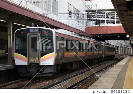 越後湯沢駅に停車中の上越線E129系(水上⇔長岡) 越後湯沢駅に停車中の上越線E129系(水上⇔長岡) 84183189
