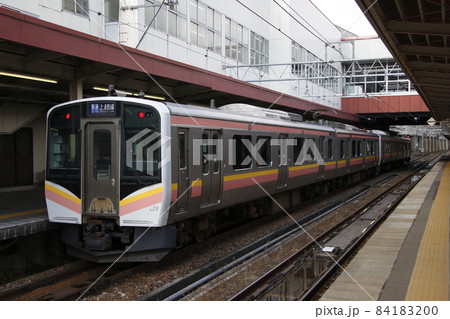 越後湯沢駅に停車中の上越線E129系(水上⇔長岡) 越後湯沢駅に停車中の上越線E129系(水上⇔長岡) 84183200
