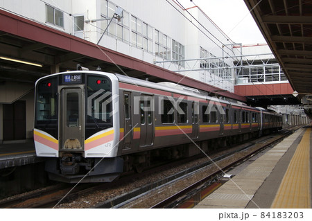越後湯沢駅に停車中の上越線E129系（水上⇔長岡） 84183203
