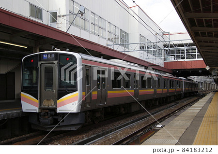 越後湯沢駅に停車中の上越線E129系(水上⇔長岡) 越後湯沢駅に停車中の上越線E129系(水上⇔長岡) 84183212