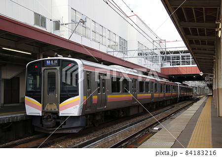 越後湯沢駅に停車中の上越線E129系（水上⇔長岡） 84183216