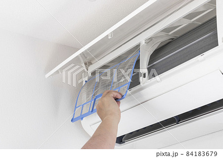エアコンのフィルターを掃除する女性のイメージ 84183679