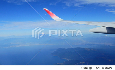 飛行機（A350-900）と富士山 84183689