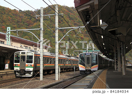 紅葉の水上駅に停車中の上越線211系・E129系 紅葉の水上駅に停車中の上越線211系・E129系 84184034