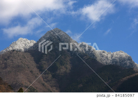 奈良県の山、行者還岳、大普賢岳初冠雪の初冬風景-1 84185097