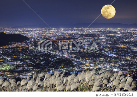 【秋イメージ】山頂から眺める満月と夜景とススキ。 【秋イメージ】山頂から眺める満月と夜景とススキ。 84185613