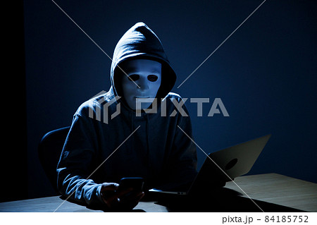 パソコン　スキミング　犯罪　仮面の男 84185752