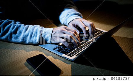 パソコン　スキミング　犯罪 84185757