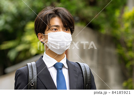 スーツの男性 歩く マスク スーツの男性 歩く マスク 84185921
