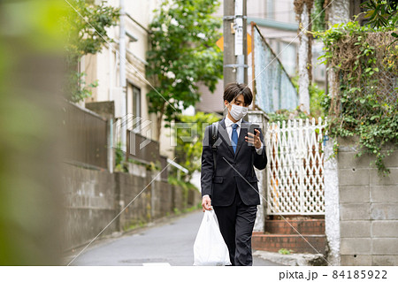 スーツの男性 歩く マスク スーツの男性 歩く マスク 84185922