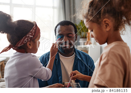 Girls doing Fathers Makeup 84186135