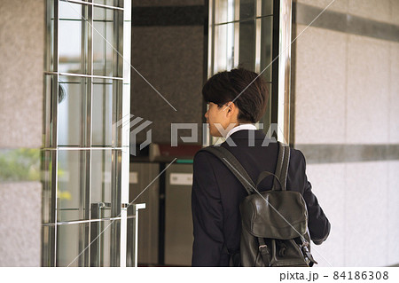 帰宅　ビジネスマン　玄関 84186308