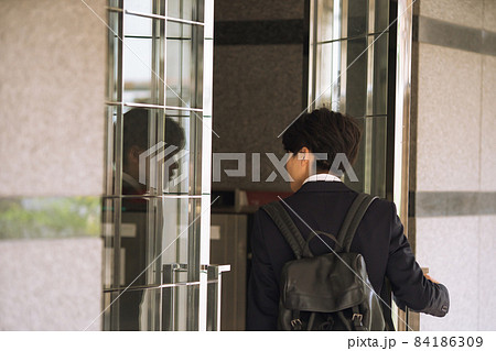 帰宅　ビジネスマン　玄関 84186309