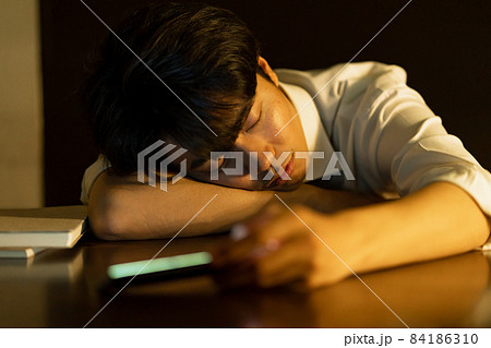 若い男性　スマホ　夜　寝落ち 84186310