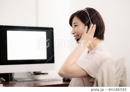 ミドル女性 ヘッドセット リモート ビジネス ミドル女性 ヘッドセット リモート ビジネス 84186585