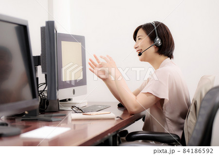 ミドル女性　ヘッドセット　リモート　ビジネス 84186592