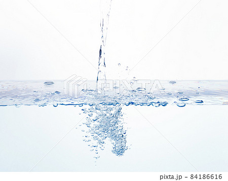 水 注ぐ 水面 バブル 水 注ぐ 水面 バブル 84186616