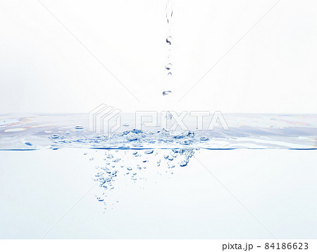 水 注ぐ 水面 バブル 水 注ぐ 水面 バブル 84186623