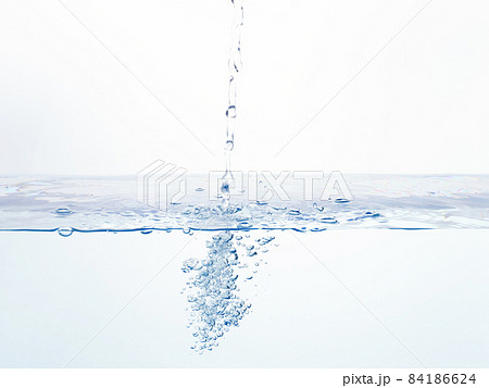 水　注ぐ　水面　バブル 84186624