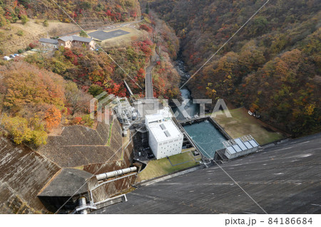 小河内ダムと紅葉(東京都奥多摩町 2021年11月) 小河内ダムと紅葉(東京都奥多摩町 2021年11月) 84186684