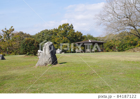 休暇村帝釈峡の庭石と東屋の景色 84187122
