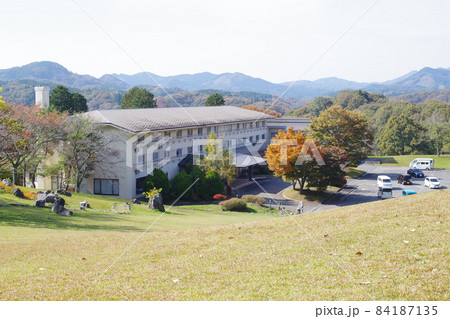 休暇村帝釈峡の庭園の丘から眺めた本館の景色 84187135
