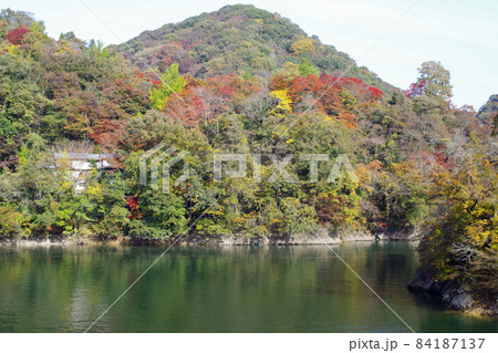 帝釈峡神龍湖湖畔の紅葉の景色 帝釈峡神龍湖湖畔の紅葉の景色 84187137