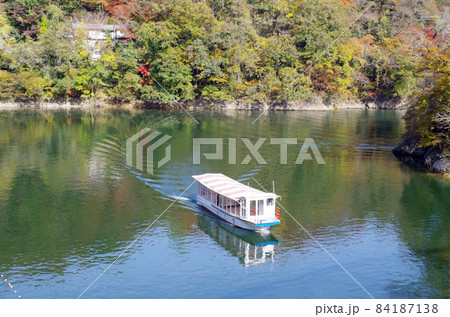 紅葉の神龍湖湖畔を行く遊覧船の景色 紅葉の神龍湖湖畔を行く遊覧船の景色 84187138