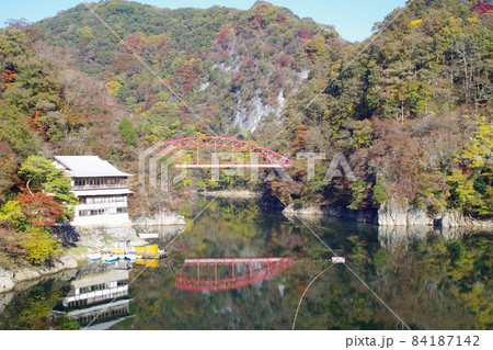 神龍湖湖畔に佇む建物と桜橋の景色 神龍湖湖畔に佇む建物と桜橋の景色 84187142
