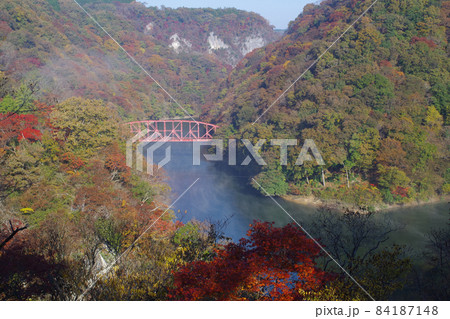 帝釈峡神龍湖湖畔の紅葉の景色 帝釈峡神龍湖湖畔の紅葉の景色 84187148