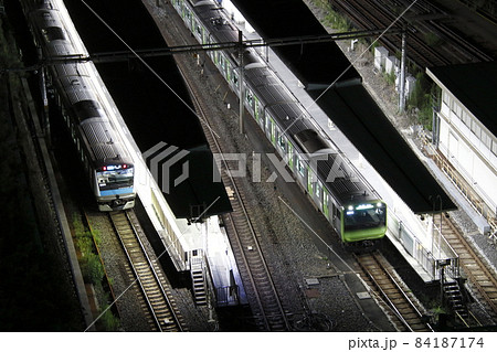 終電近い田端駅に停車中の山手線・京浜東北線 84187174