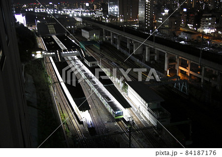 終電近い田端駅に停車中の山手線 84187176