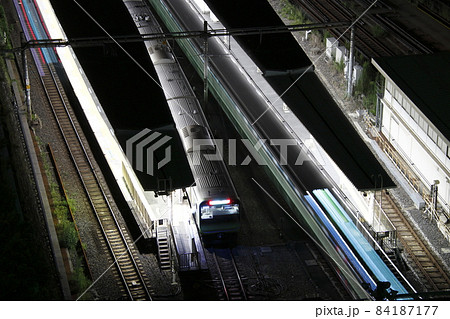 終電近い田端駅に停車中の山手線 84187177
