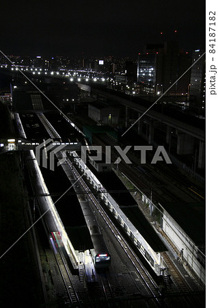 終電近い田端駅に停車中の山手線・京浜東北線 終電近い田端駅に停車中の山手線・京浜東北線 84187182